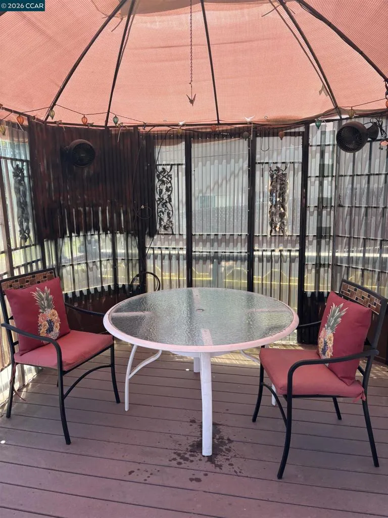 694 Renfrew Rd El Sobrante, CA 94803