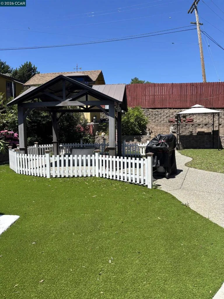 694 Renfrew Rd El Sobrante, CA 94803