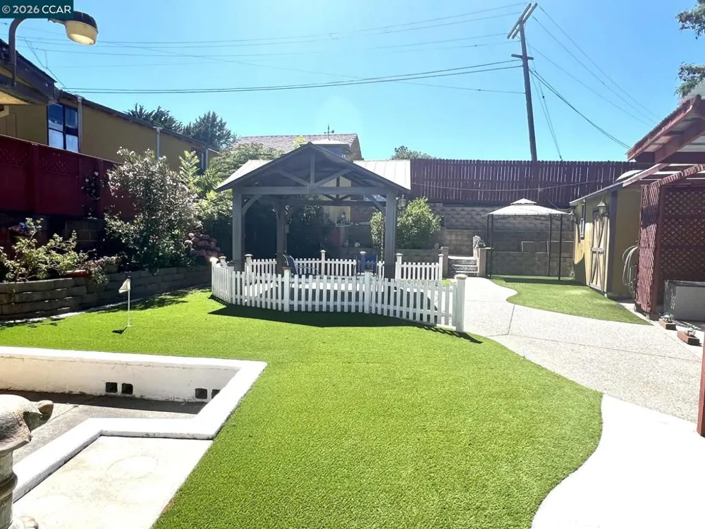 694 Renfrew Rd El Sobrante, CA 94803