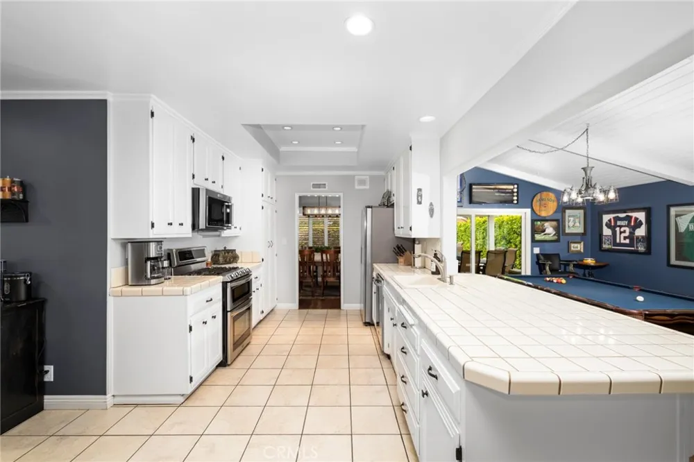 264 E Radcliffe Drive Claremont, CA 91711