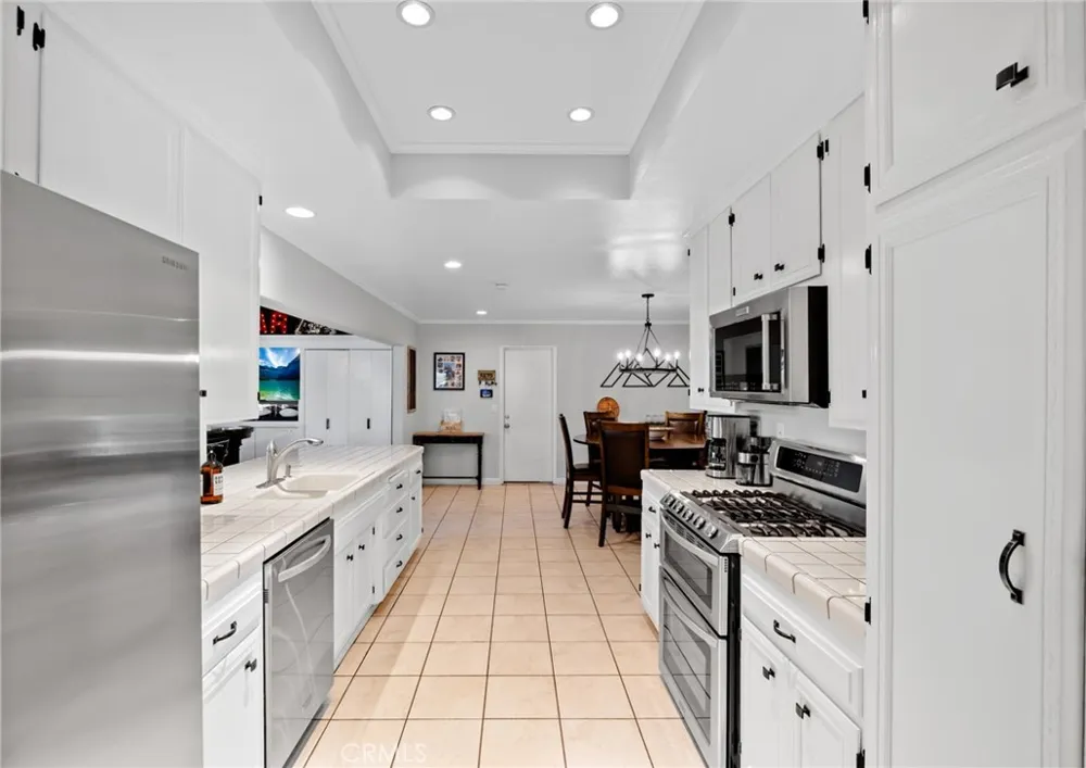 264 E Radcliffe Drive Claremont, CA 91711