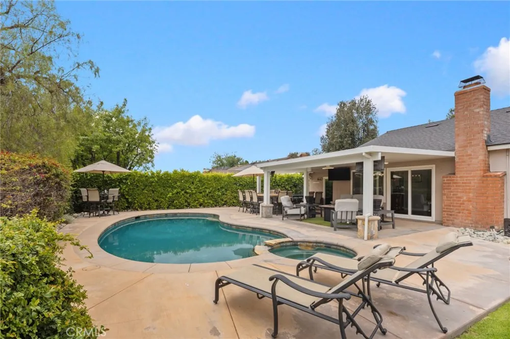264 E Radcliffe Drive Claremont, CA 91711