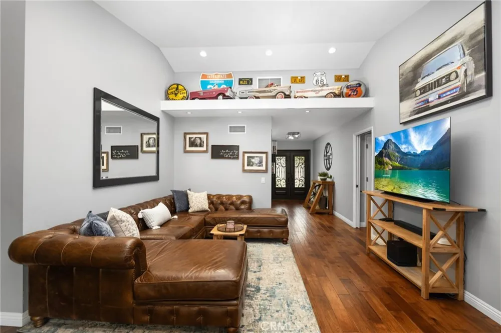 264 E Radcliffe Drive Claremont, CA 91711