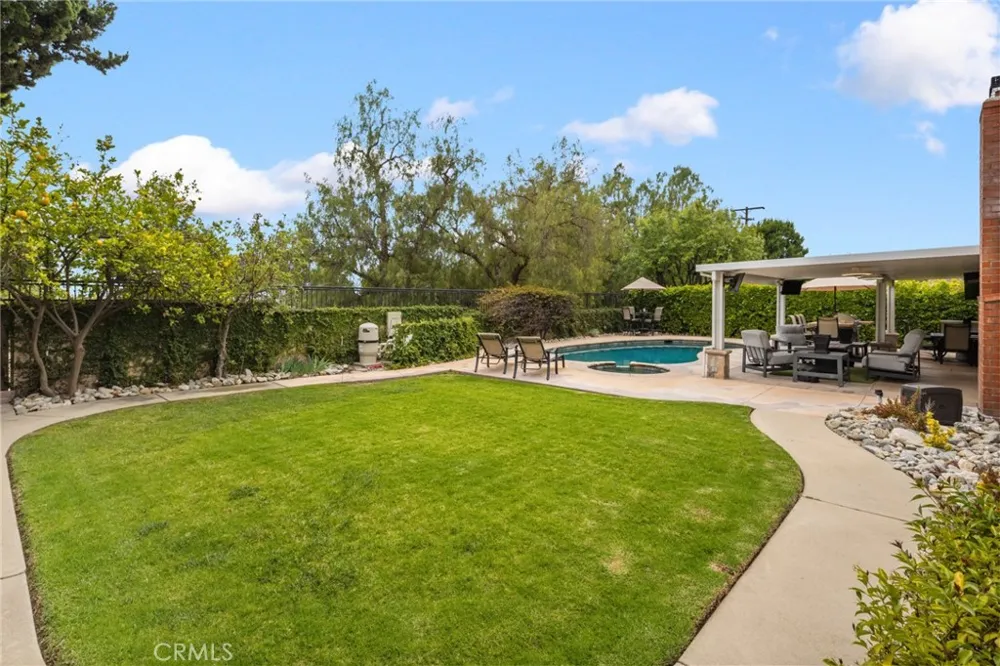 264 E Radcliffe Drive Claremont, CA 91711
