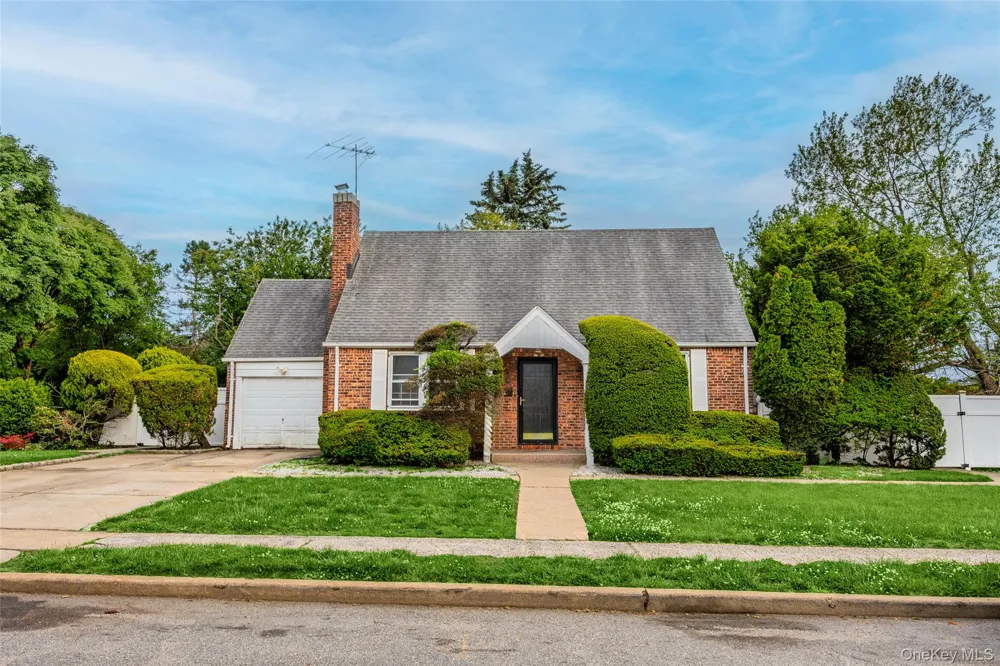 674 Henry Street Uniondale, NY 11553
