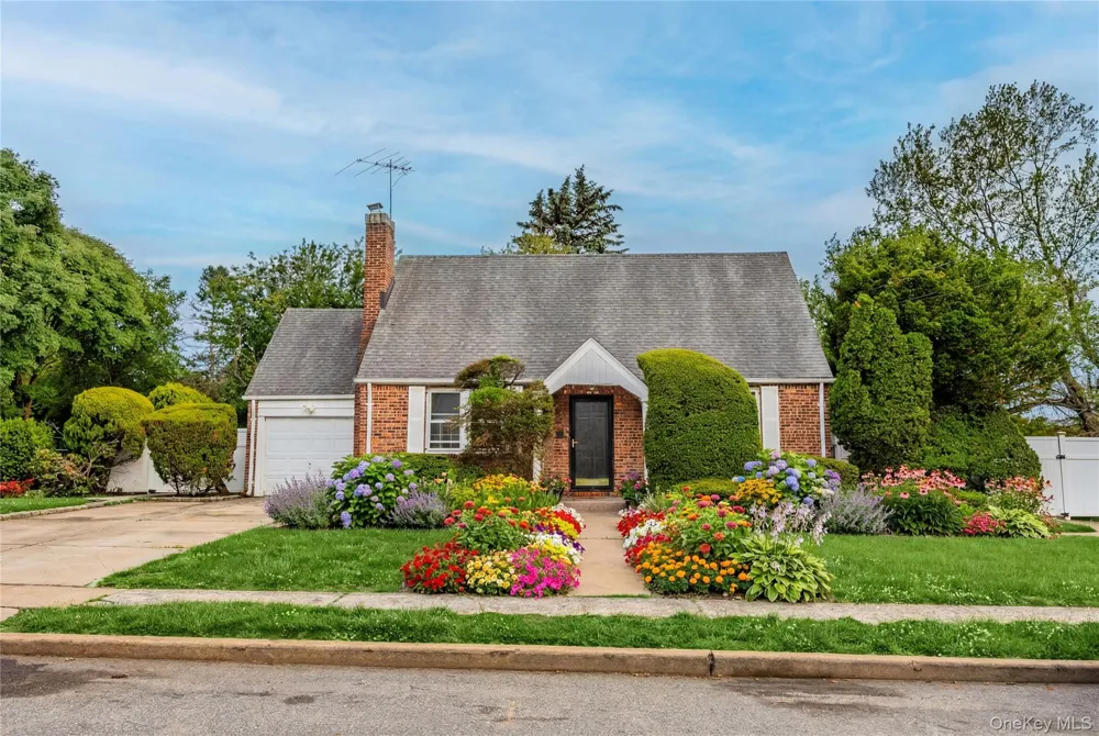 674 Henry Street Uniondale, NY 11553