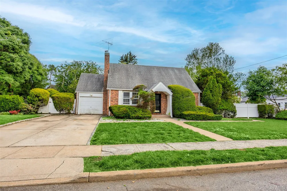 674 Henry Street Uniondale, NY 11553