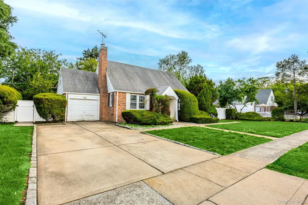 674 Henry Street Uniondale, NY 11553