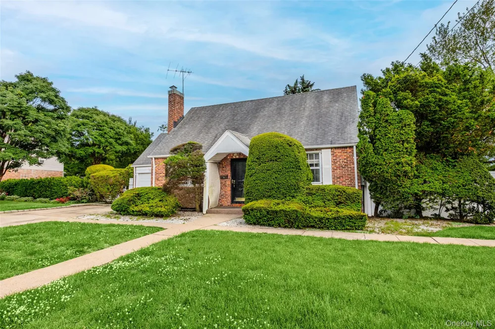 674 Henry Street Uniondale, NY 11553