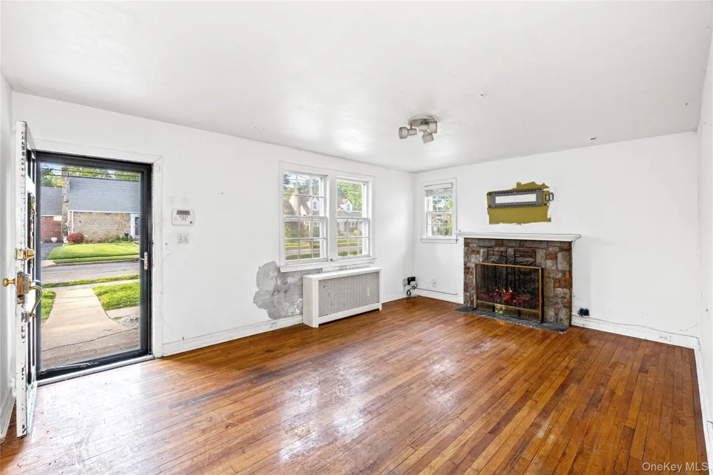 674 Henry Street Uniondale, NY 11553