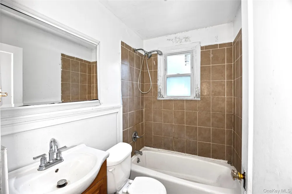674 Henry Street Uniondale, NY 11553