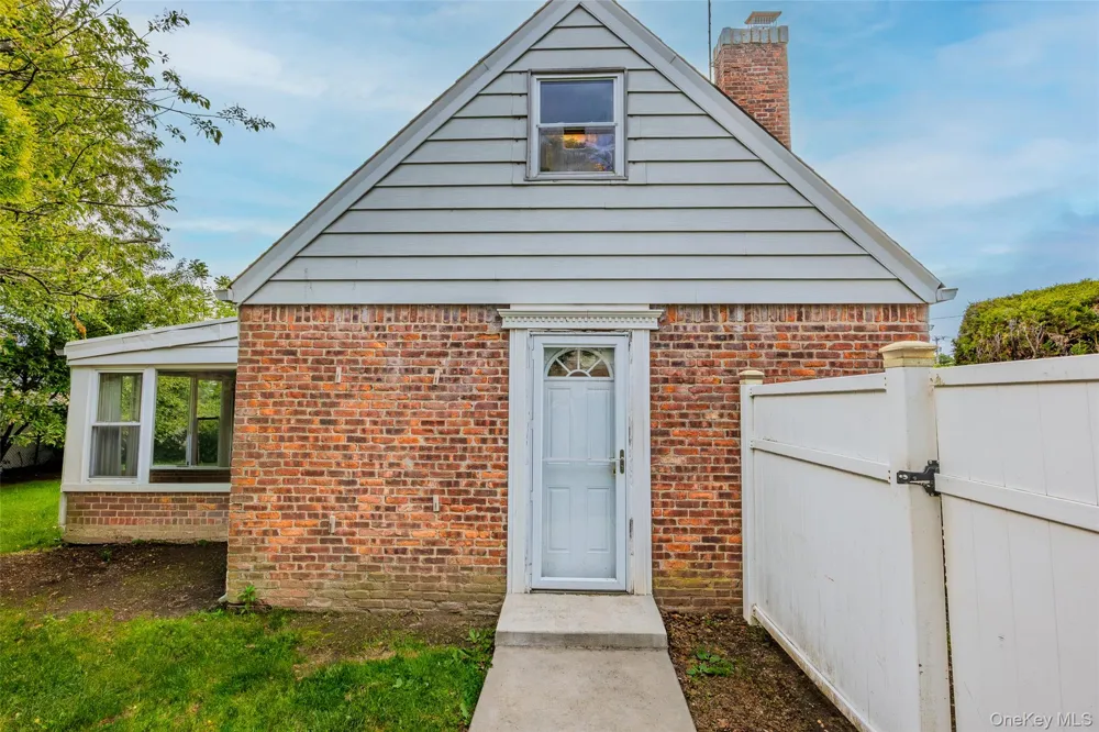 674 Henry Street Uniondale, NY 11553