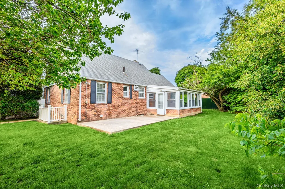 674 Henry Street Uniondale, NY 11553