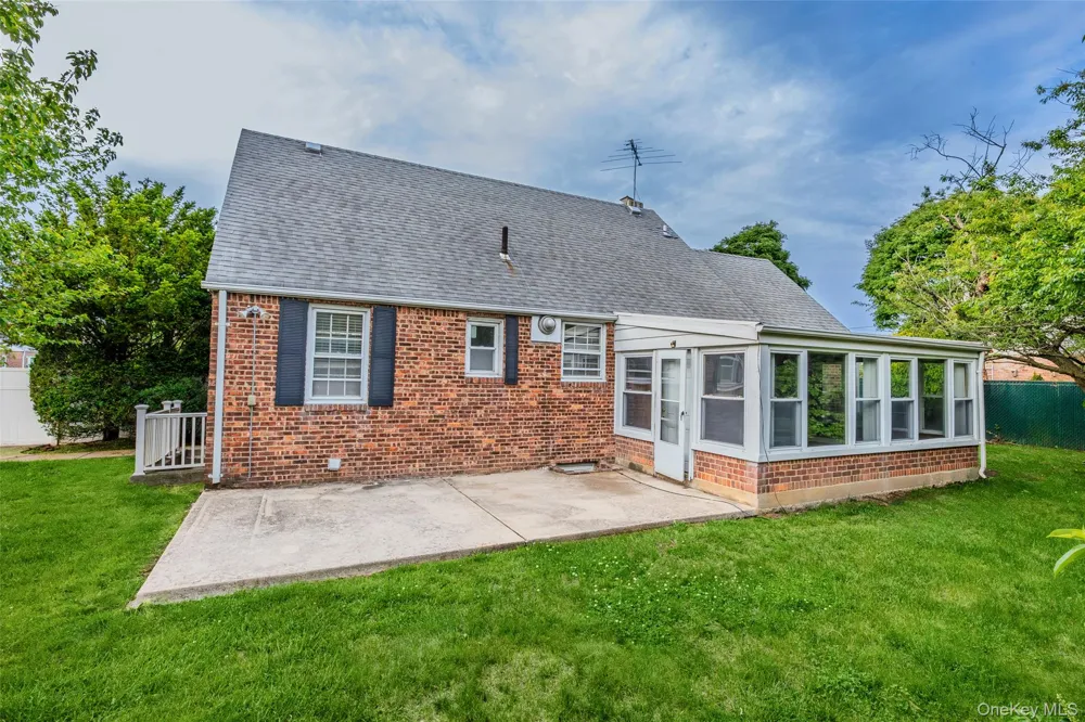674 Henry Street Uniondale, NY 11553