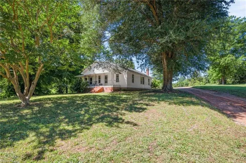 1028 Gladstone Road