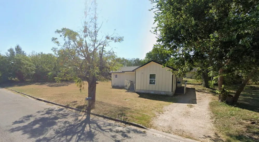 904 E Austin Street Luling, TX 78648