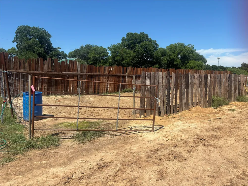 901 W Cherokee Avenue Comanche, TX 76442