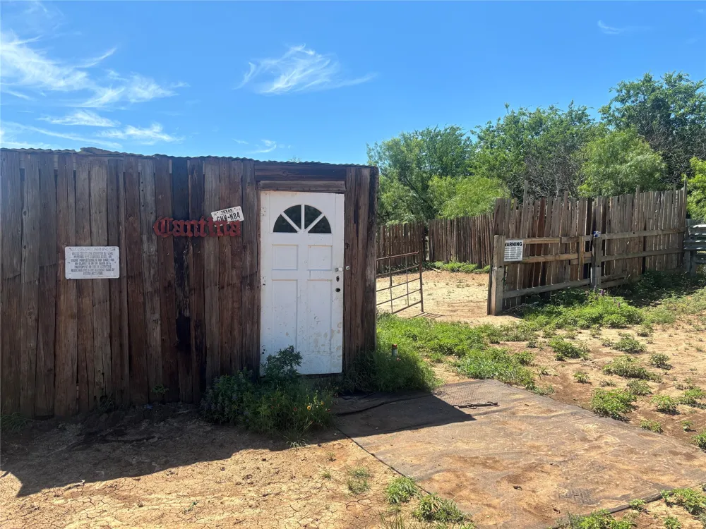 901 W Cherokee Avenue Comanche, TX 76442