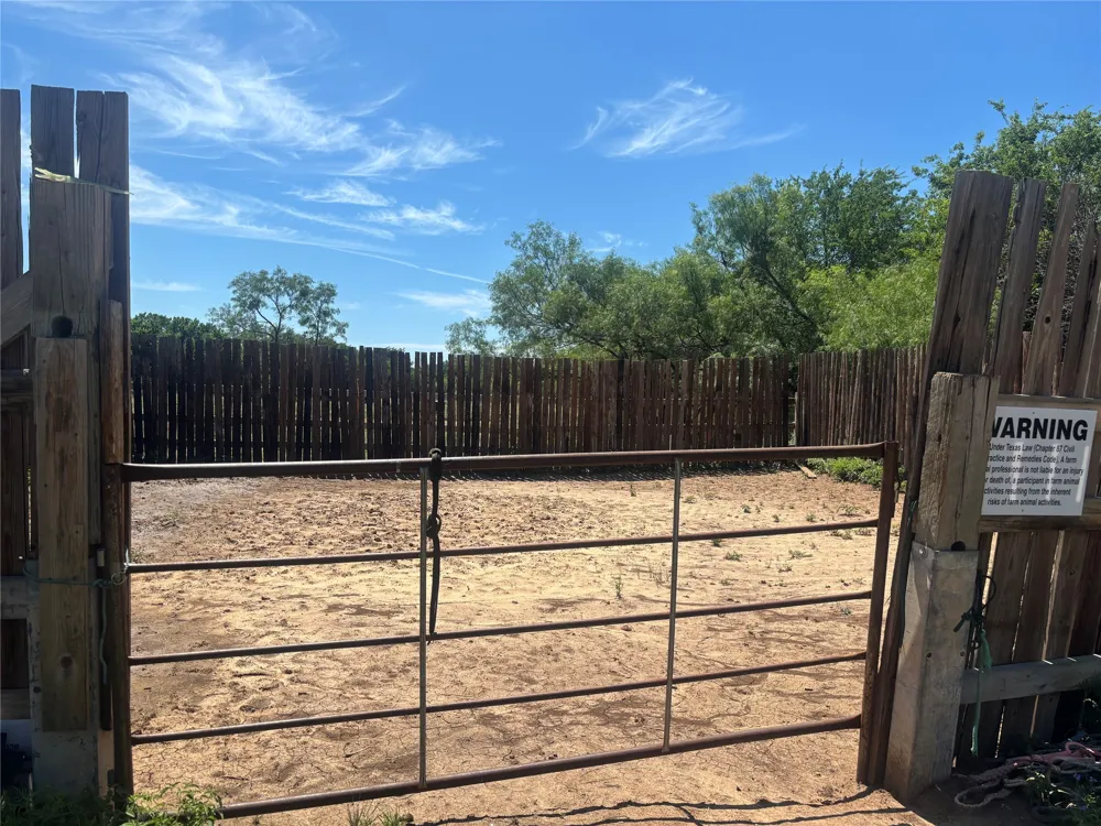 901 W Cherokee Avenue Comanche, TX 76442
