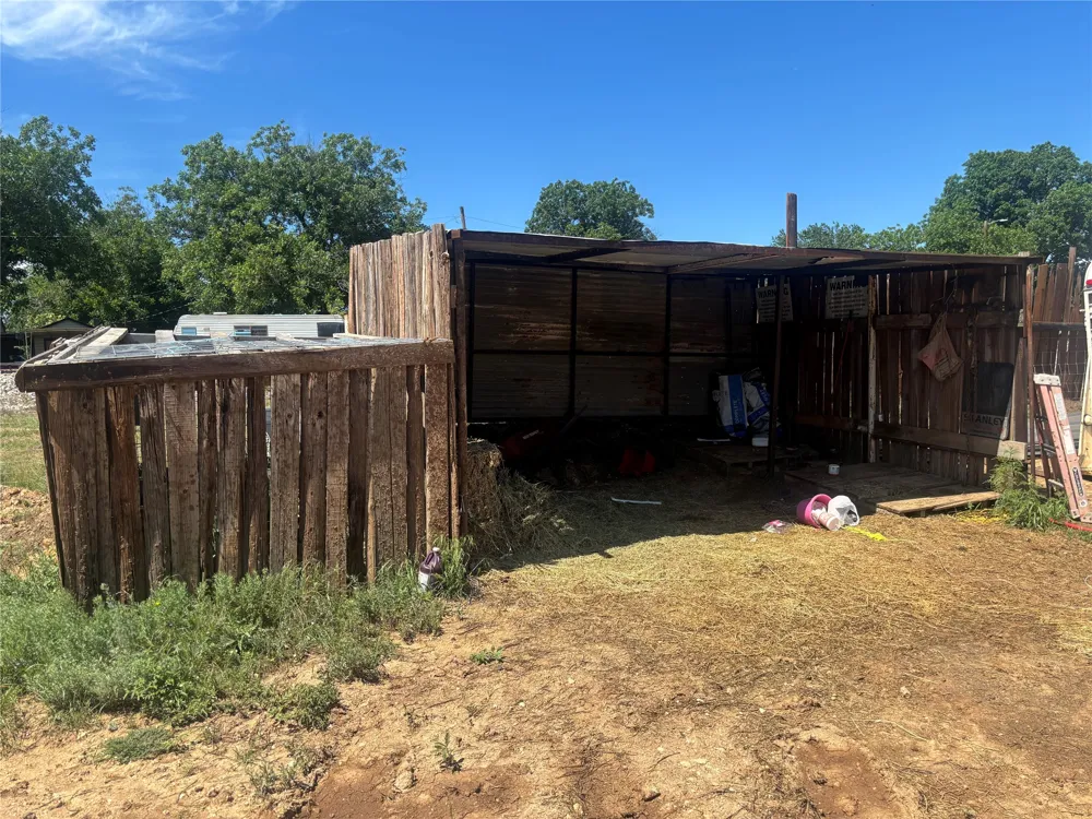 901 W Cherokee Avenue Comanche, TX 76442