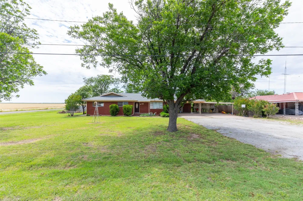 405 S Breustedt Street Weinert, TX 76388