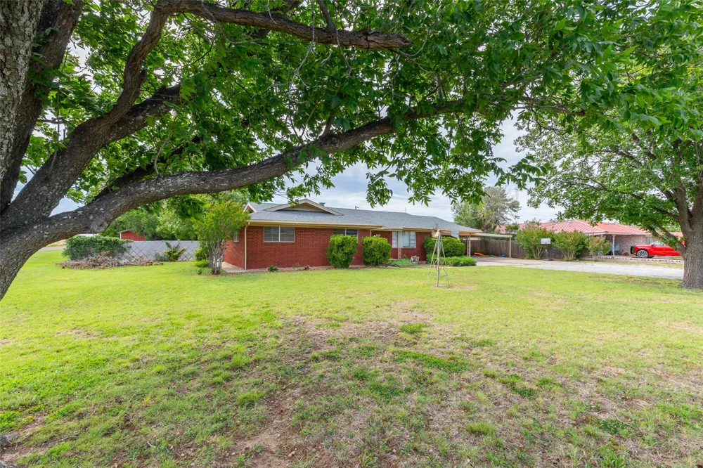 405 S Breustedt Street Weinert, TX 76388