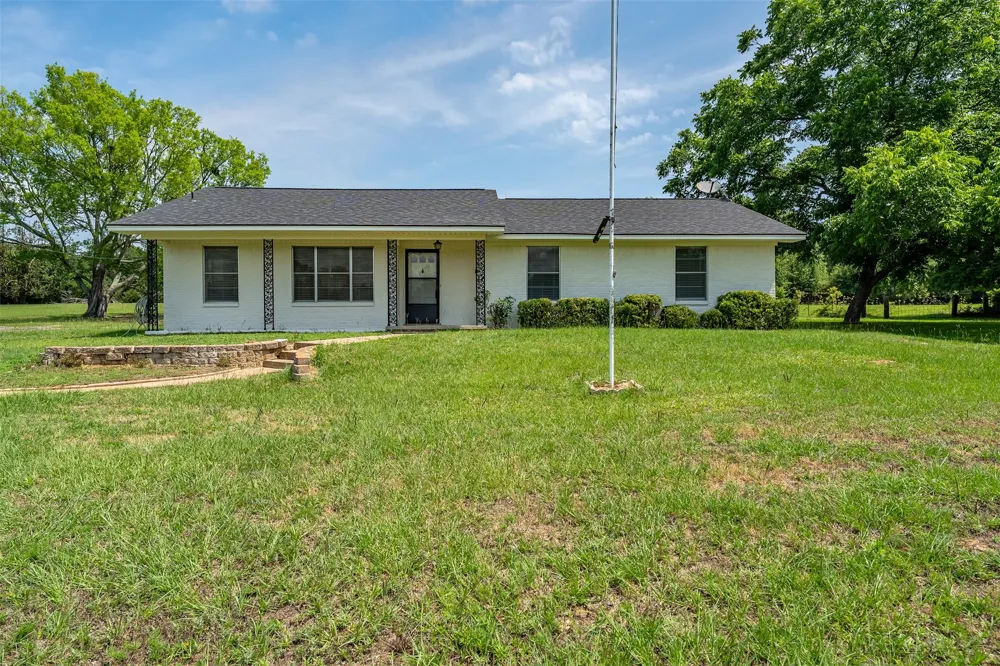 3015 E US Highway 80 Mineola, TX 75773