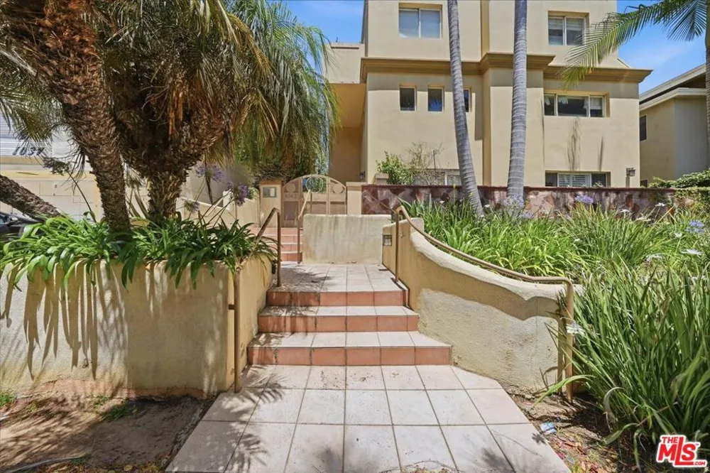 1043 11th Street #3 Santa Monica, CA 90403