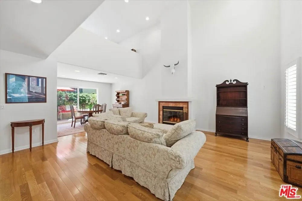 1043 11th Street #3 Santa Monica, CA 90403