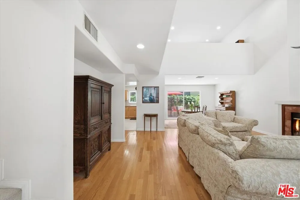 1043 11th Street #3 Santa Monica, CA 90403