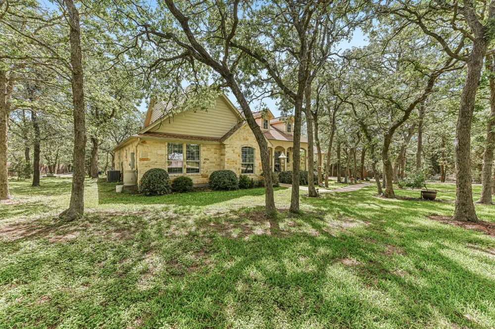 109 Elm Wood Drive Elgin, TX 78621