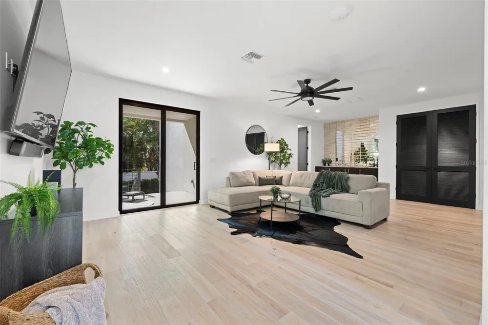 98 W DAVIS BOULEVARD Tampa, FL 33606