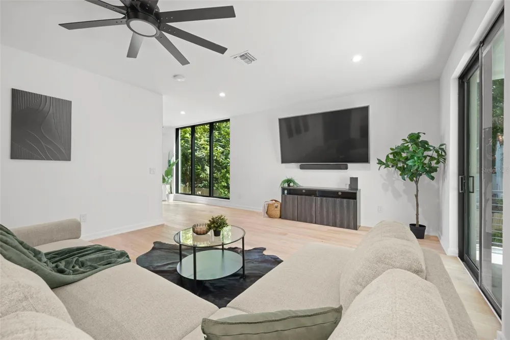 98 W DAVIS BOULEVARD Tampa, FL 33606