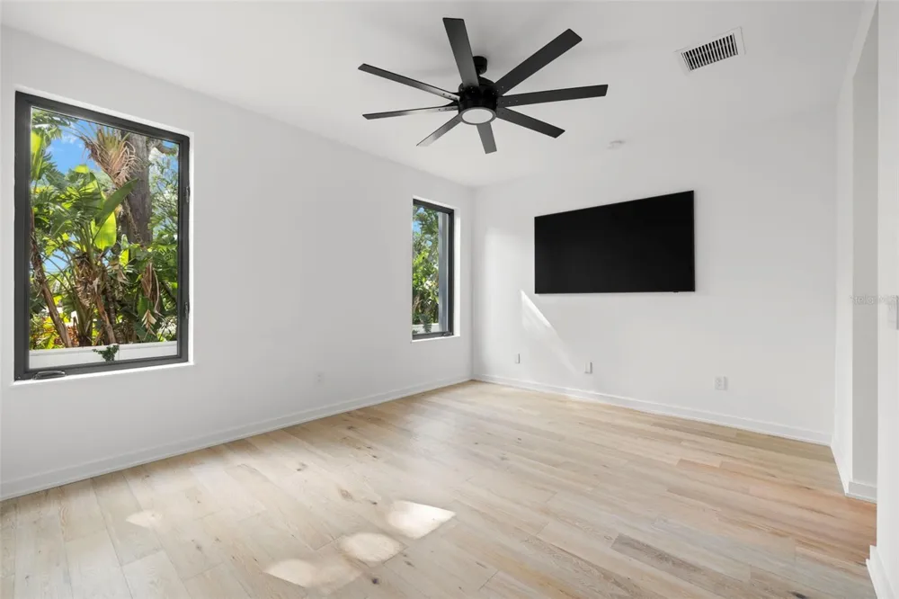 98 W DAVIS BOULEVARD Tampa, FL 33606
