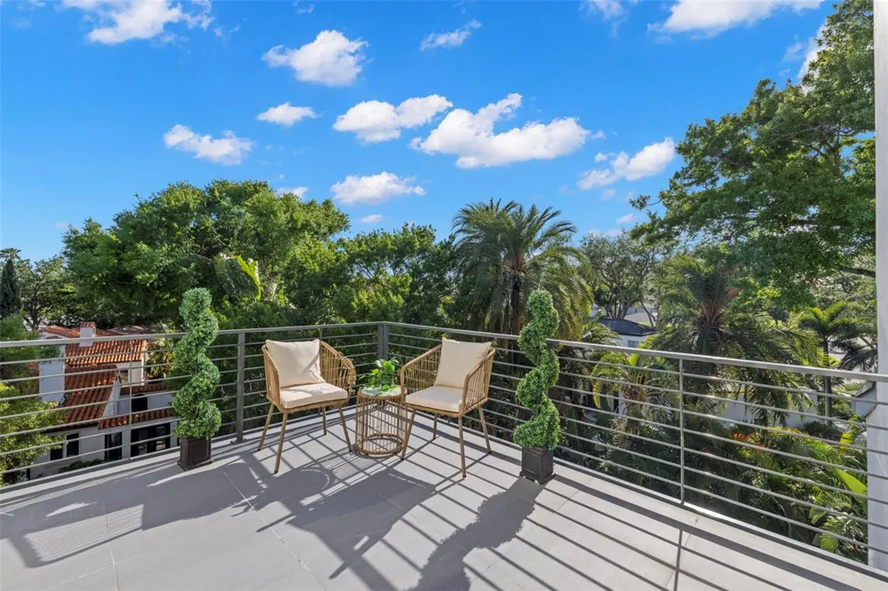 98 W DAVIS BOULEVARD Tampa, FL 33606