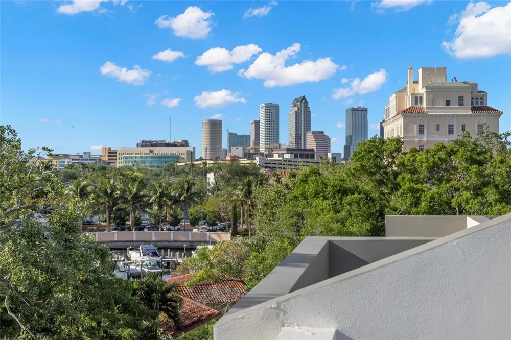 98 W DAVIS BOULEVARD Tampa, FL 33606