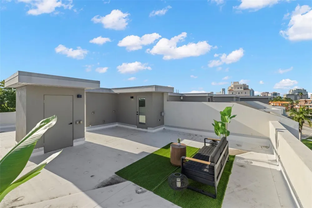 98 W DAVIS BOULEVARD Tampa, FL 33606