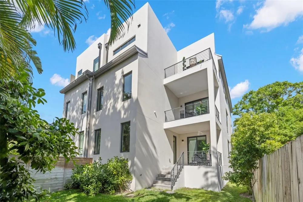 98 W DAVIS BOULEVARD Tampa, FL 33606