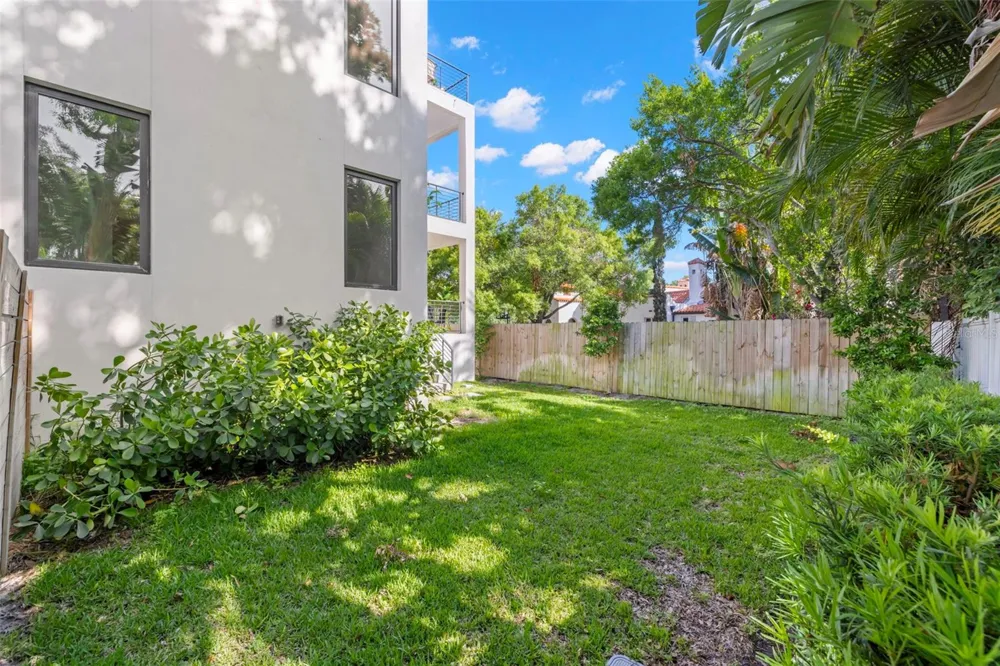 98 W DAVIS BOULEVARD Tampa, FL 33606