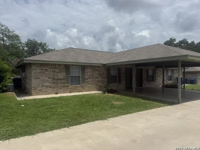 1207 & 1209 W GOODWIN ST Pleasanton, TX 78064