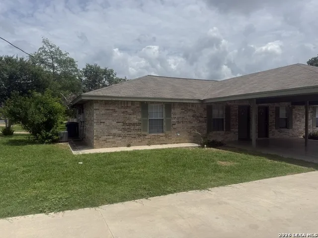 1207 & 1209 W GOODWIN ST Pleasanton, TX 78064