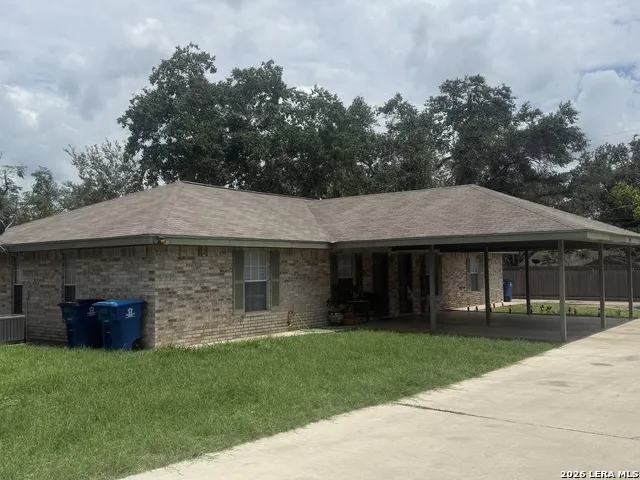 1207 & 1209 W GOODWIN ST Pleasanton, TX 78064