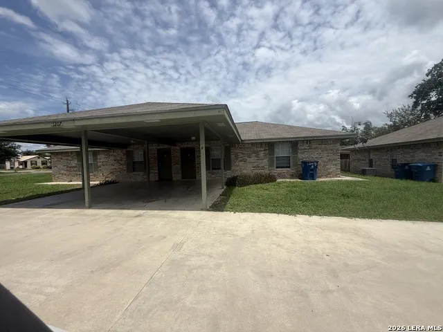 1207 & 1209 W GOODWIN ST Pleasanton, TX 78064
