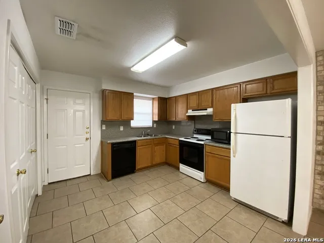 1207 & 1209 W GOODWIN ST Pleasanton, TX 78064