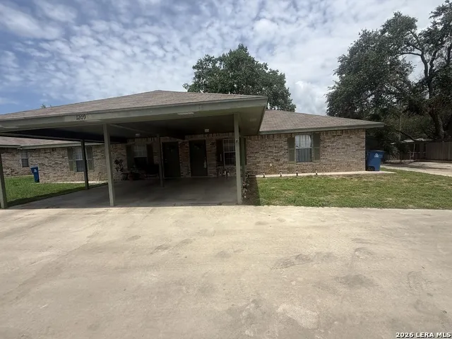 1207 & 1209 W GOODWIN ST Pleasanton, TX 78064