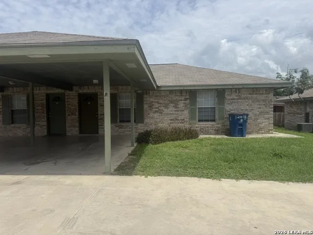 1207 & 1209 W GOODWIN ST Pleasanton, TX 78064