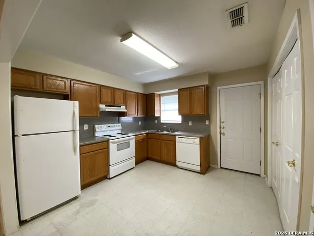 1207 & 1209 W GOODWIN ST Pleasanton, TX 78064