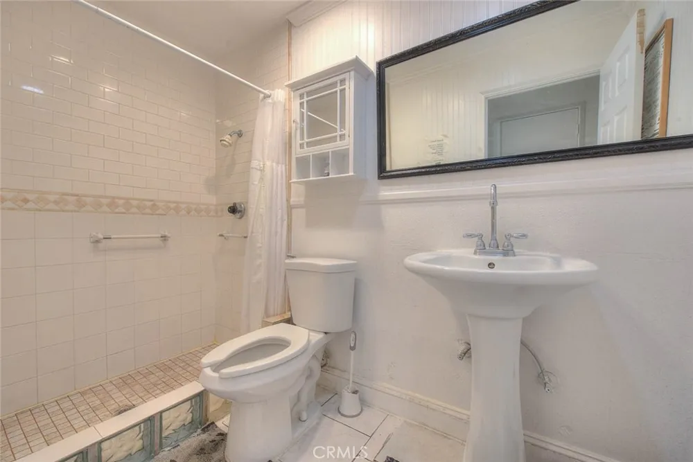 22676 Genova Laguna Hills, CA 92653