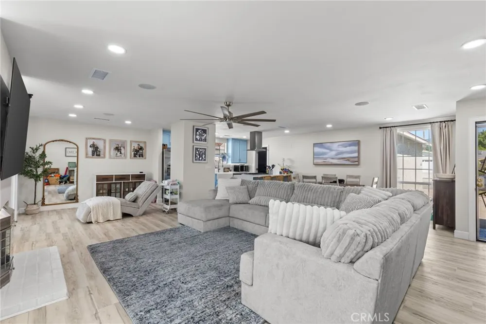 218 Foxbury Pomona, CA 91767