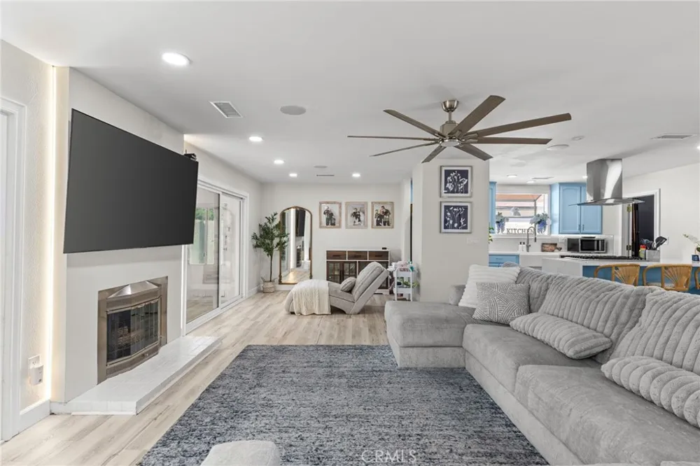 218 Foxbury Pomona, CA 91767